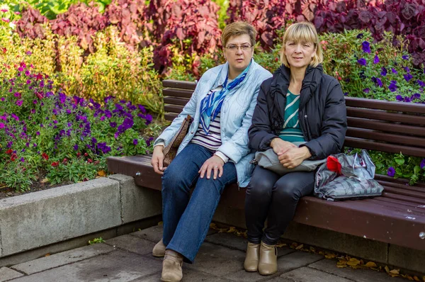 Två Trevliga Mogna Kvinnor Koppla Stadspark Tittar Fotografen Med Ett — Stockfoto