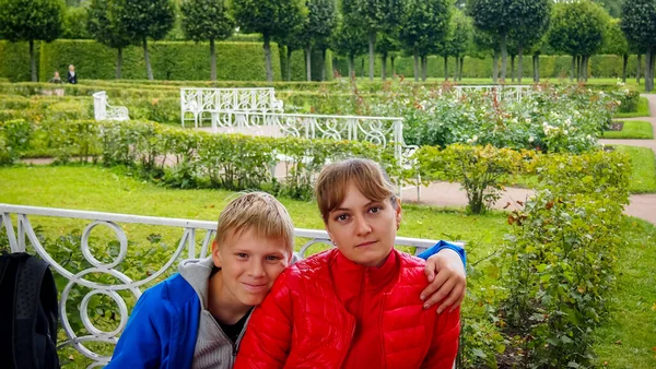 Ett Par Ungdomar Har Roligt Parken Sommaren — Stockfoto