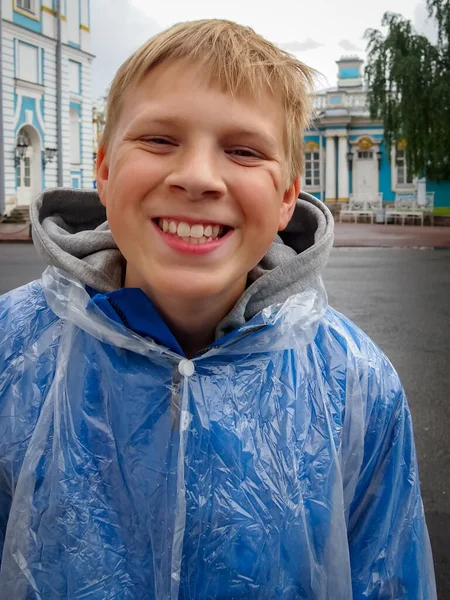 Porträt Eines Jungen Mannes Mit Blauen Augen Lächelte Den Fotografen — Stockfoto