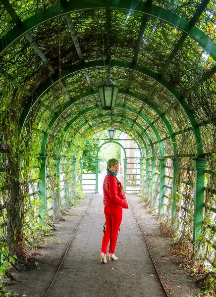 Jovencita Alegre Paseos Rojos Parque Ciudad Ella Mira Fotógrafo Con — Foto de Stock