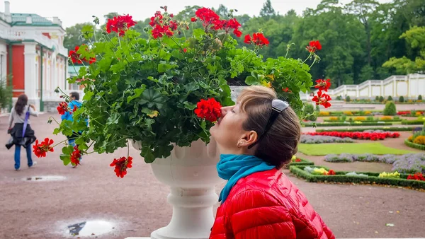 Glada Ung Kvinna Röda Promenader Stadsparken — Stockfoto