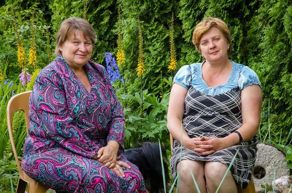 Duas Mulheres Maduras Agradáveis Relaxar Parque Cidade Eles Olham Para — Fotografia de Stock