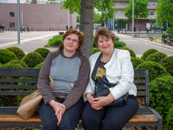 Twee Mooie Volwassen Vrouwen Ontspannen Een Stadspark Kijken Glimlachend Naar — Stockfoto