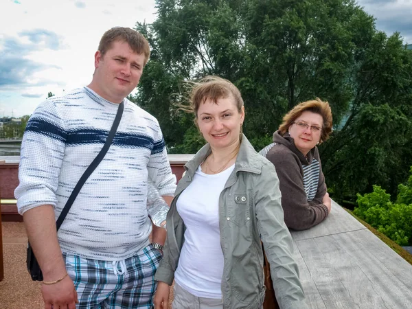 Een Groep Volwassen Toeristen Lopen Door Straten Van Oude Stad — Stockfoto