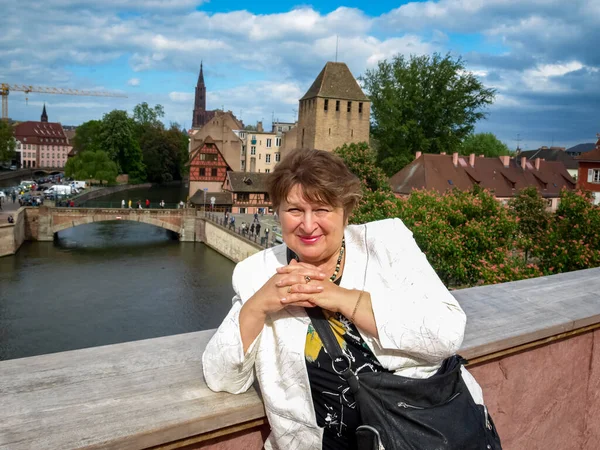 Starší Baculatá Žena Bílém Kráčí Ulicemi Starého Města Stojí Břehu — Stock fotografie