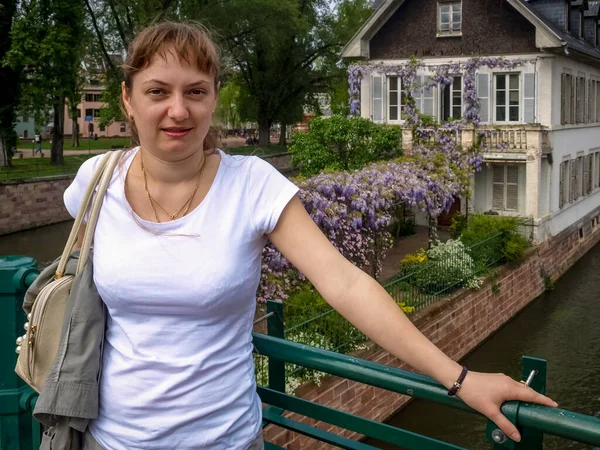 Una Giovane Donna Allegra Grigio Cammina Strade Della Città Vecchia — Foto Stock