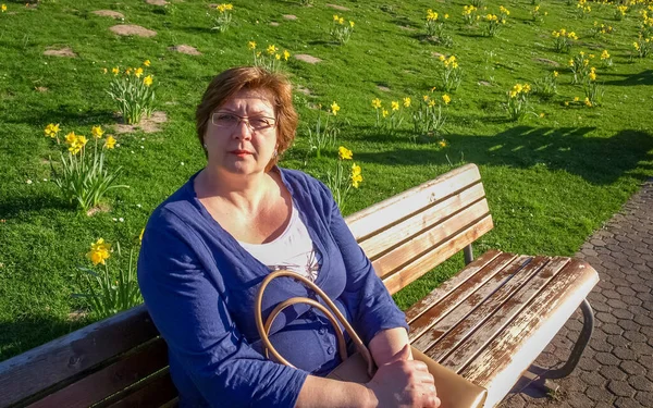 Neşeli Olgun Bir Kadın Fotoğrafçıya Gülümsedi Şehir Parkında Dinleniyor — Stok fotoğraf