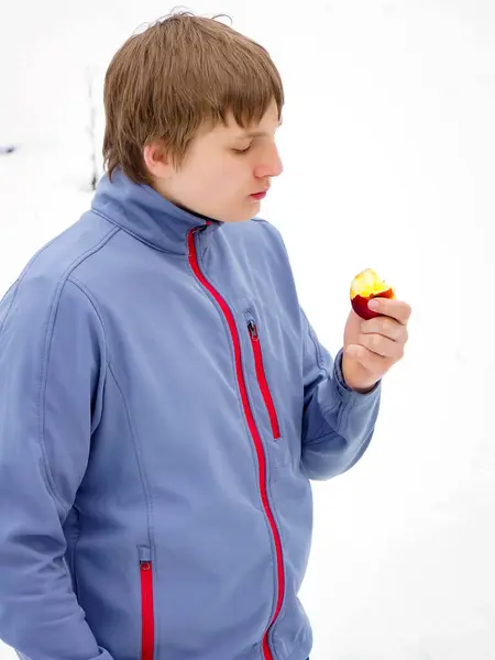 Portrait Young Man Blue Eyes Close Eating Apple — Stock Photo, Image