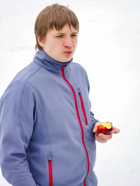 Portrét Mladého Muže Modrýma Očima Zblízka Jíst Jablko — Stock fotografie
