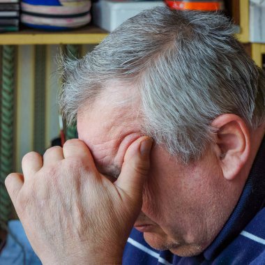 Mavi gömlekli yaşlı bir adamın yakın plan portresi.. 