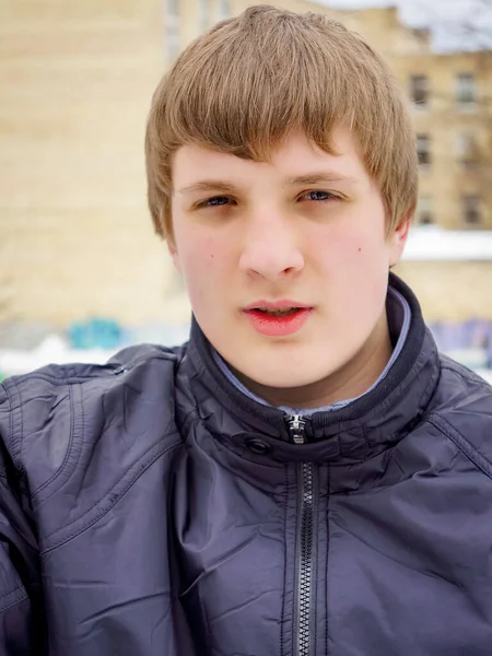 Retrato Joven Con Ojos Azules Cerca Sonrió Fotógrafo —  Fotos de Stock