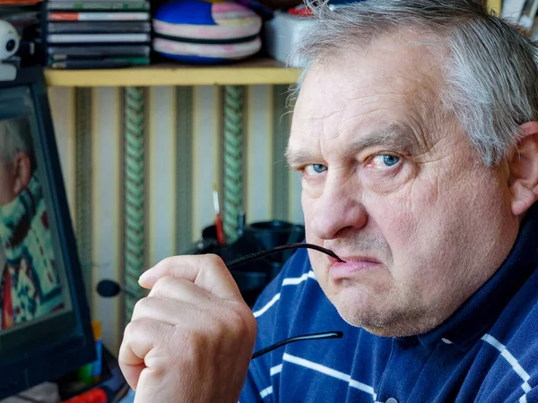 Close Portret Van Een Oude Man Een Blauw Shirt — Stockfoto