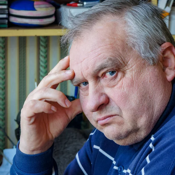 Close Portret Van Een Oude Man Een Blauw Shirt — Stockfoto