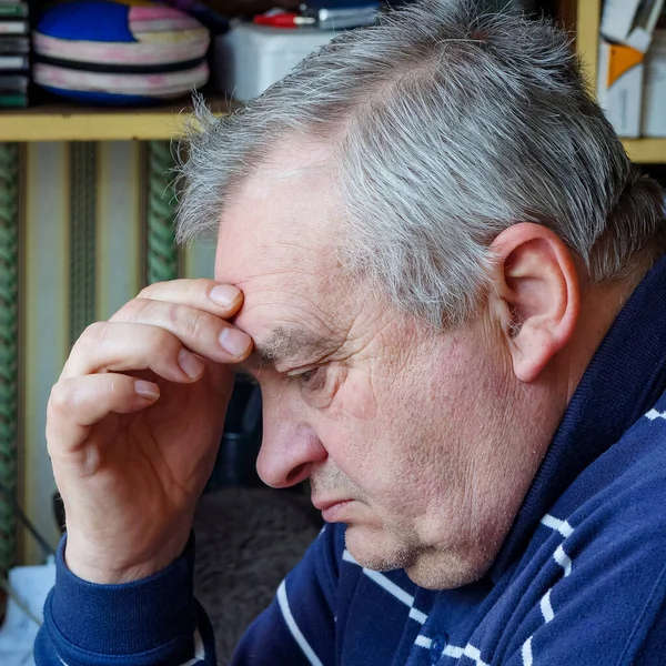 Close Portret Van Een Oude Man Een Blauw Shirt — Stockfoto