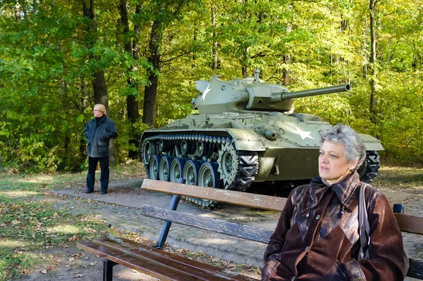 Neşeli Olgun Kadın Tankın Yanındaki Parkta Dinleniyor — Stok fotoğraf