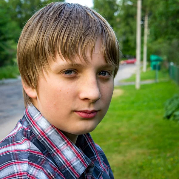 Portrét Mladého Muže Modrýma Očima Zblízka Usmál Fotografa — Stock fotografie