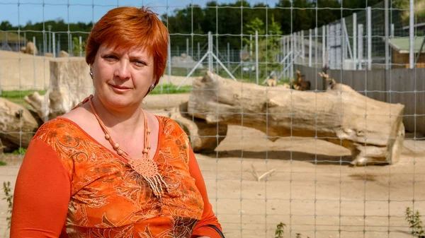 Vrolijke Volwassen Vrouw Glimlachte Naar Fotograaf Rust Het Herfst Stadspark — Stockfoto