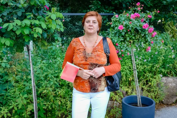 Alegre Mujer Madura Sonrió Fotógrafo Descansando Parque Otoño Ciudad — Foto de Stock