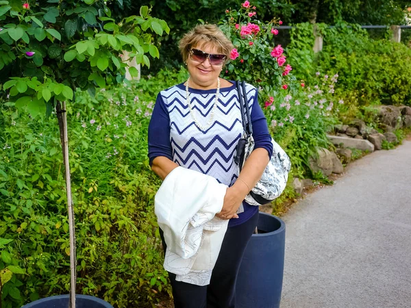 Femme Mûre Joyeuse Sourit Photographe Repos Dans Parc Ville Automne — Photo