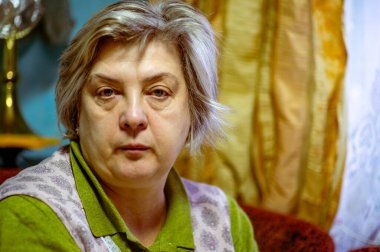 Evde dinlenen tombul bir kadının portresi. Kanepede oturup fotoğrafçıya bakıyorum.