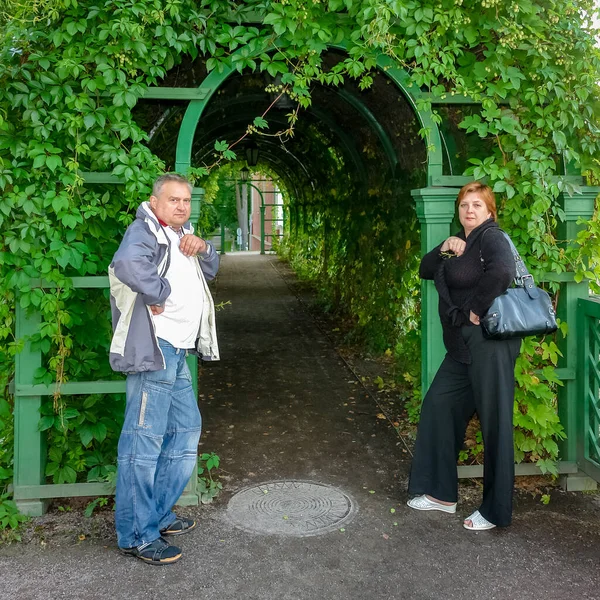 Una Coppia Sposata Matura Rilassa Parco Cittadino Trovano Vicino Arco — Foto Stock