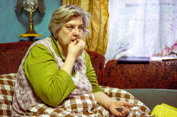 Portrait Mature Plump Woman Resting Home Sitting Couch Watching Eating — Stock Photo, Image