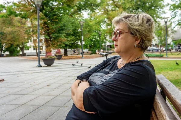 Una Donna Matura Triste Riposa Nel Vecchio Parco Cittadino Seduto — Foto Stock