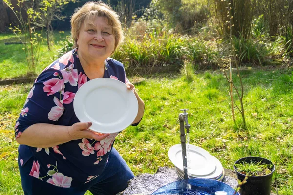 Femme Mûre Dodue Lave Vaisselle Dans Son Jardin Par Une — Photo