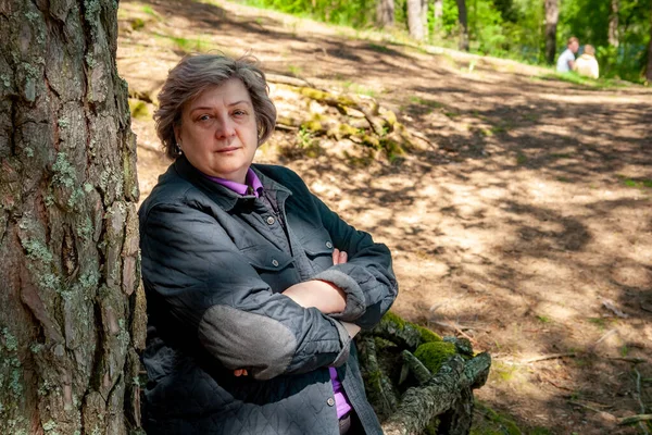 Den Glada Mogna Kvinnan Log Mot Fotografen Vila Höstens Stadspark — Stockfoto