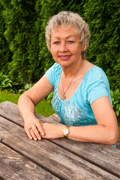 Donna matura in un parco cittadino — Foto Stock