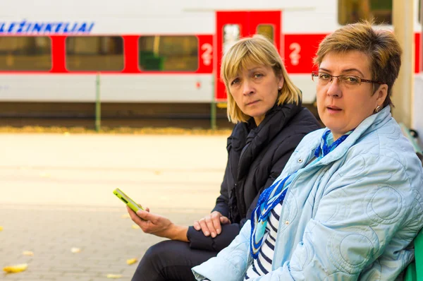 Äldre dam på vägen — Stockfoto