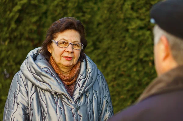 Donna matura in un parco cittadino — Foto Stock