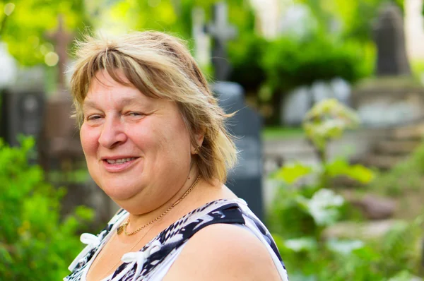 Mujer Mediana Edad Descansando Parque Ciudad — Foto de Stock