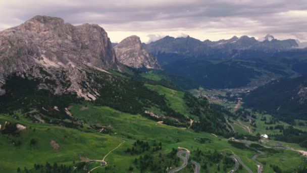 Valle Tra Montagne Dolomitiche Riprese Drone — Video Stock