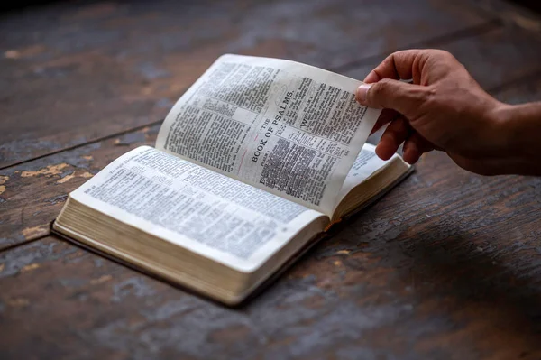 Ouvrir Bible Sur Une Table Bois — Photo