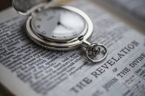Biblia Abierta Reloj Bolsillo — Foto de Stock