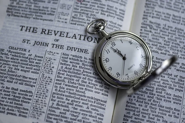 Відкрита Біблія Кишеньковий Годинник — стокове фото