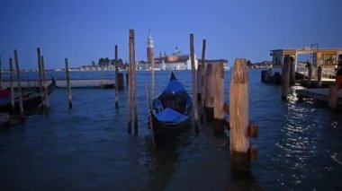 Venedik 'te gece ışığında Gondol