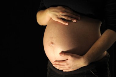 Anne eli ile gelişmiş hamilelik