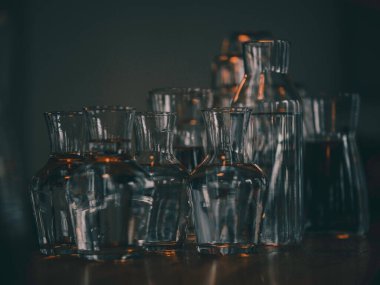 Çok az su fincanı, loş ışıkta