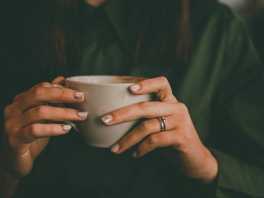 Kahve dükkanında sabah kahvesi.