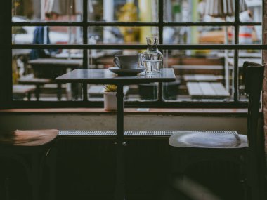 Kahve dükkanında sabah kahvesi.