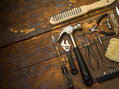 Ahşap zemin üzerinde eski araçlar