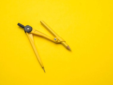 Sarı arkaplan üzerinde sarı bir pusula