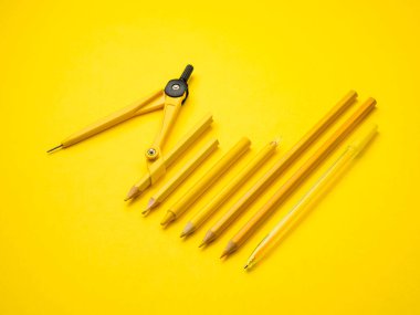 Sarı arkaplan üzerinde sarı bir pusula