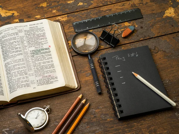 Bíblia Aberta Sobre Uma Mesa Madeira — Fotografia de Stock
