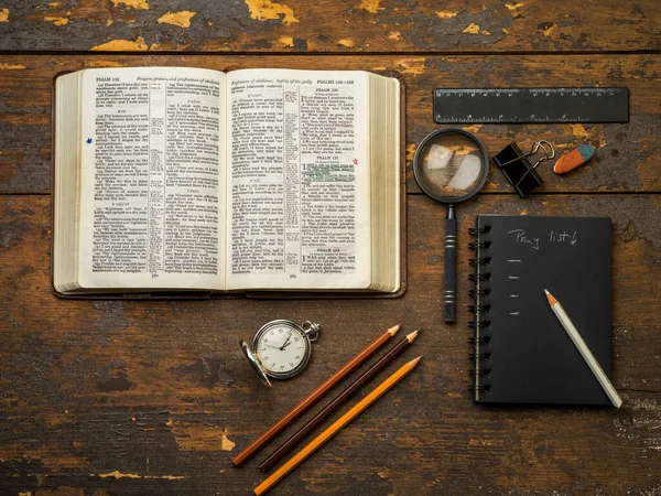 Ouvrir Bible Sur Une Table Bois — Photo