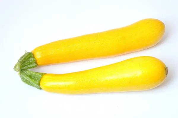 Amarelo courgettes no fundo branco — Fotografia de Stock