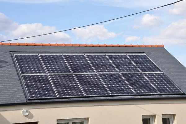 Haus mit Sonnenkollektoren auf Dach — Stockfoto