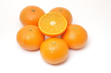 Beyaz arka plan üzerinde pek çok clementines